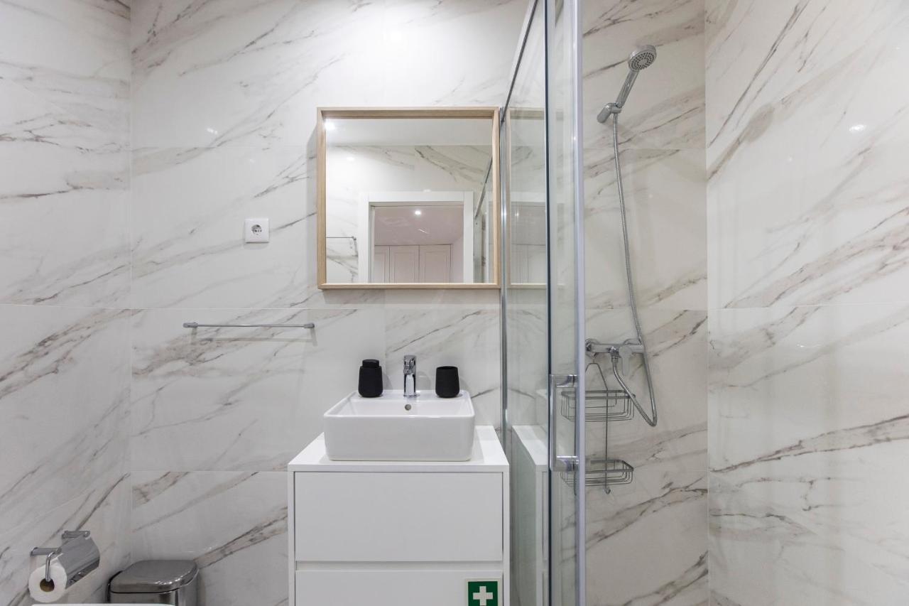 Elegant Downtown 1Br Flat W/ Ac By Lovelystay Porto Luaran gambar